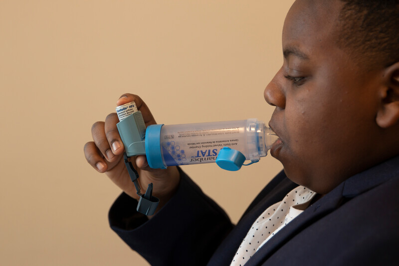 step 7 & 8 photo illustration for pediatric inhaler instructions.