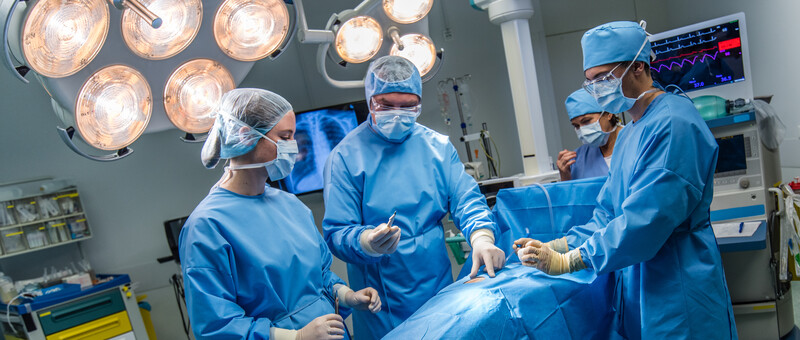 iStock-531870274 Surgeons doing surgery in operating theatre.