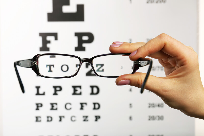 shutterstock_257734498-eyeglass-exam